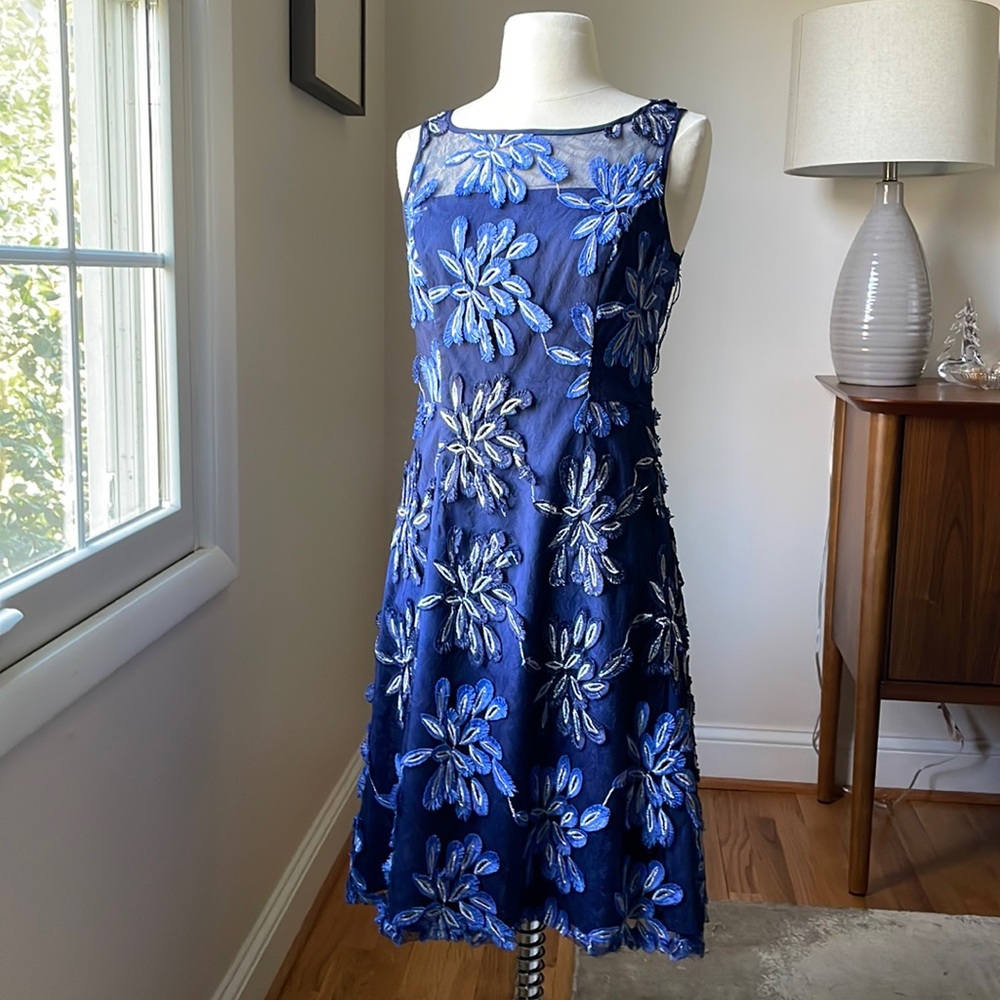 Gorgeous size 4 Adrianna Papell cocktail dress in blue and silver + appliqués.